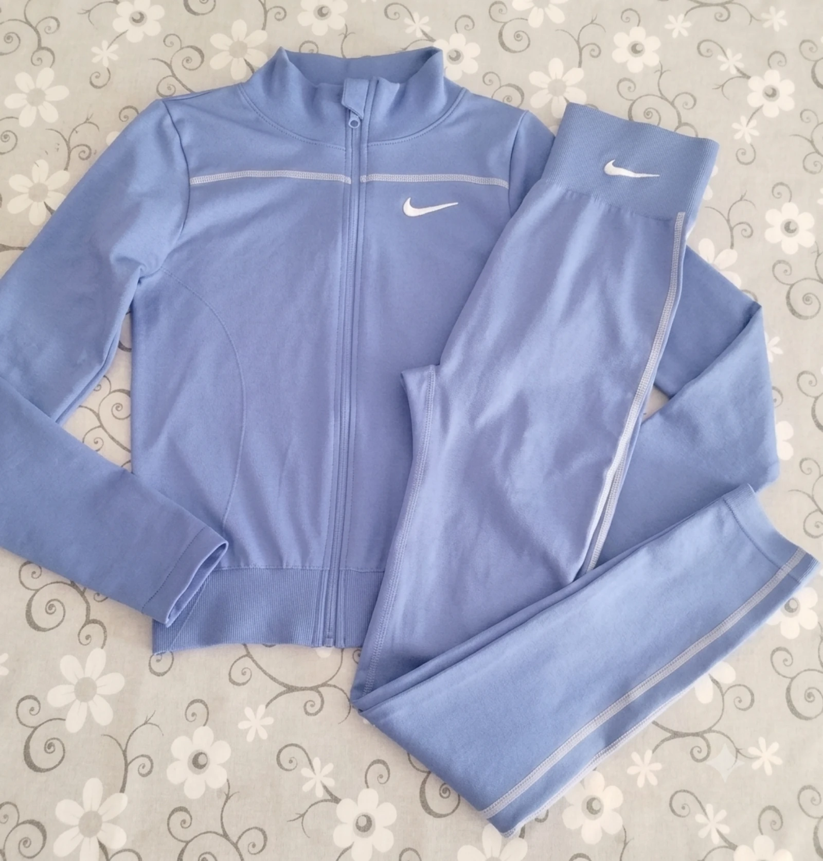 Conjunto deportivo Nike azul pastel - Chaqueta + Leggings (Talla L/XL)